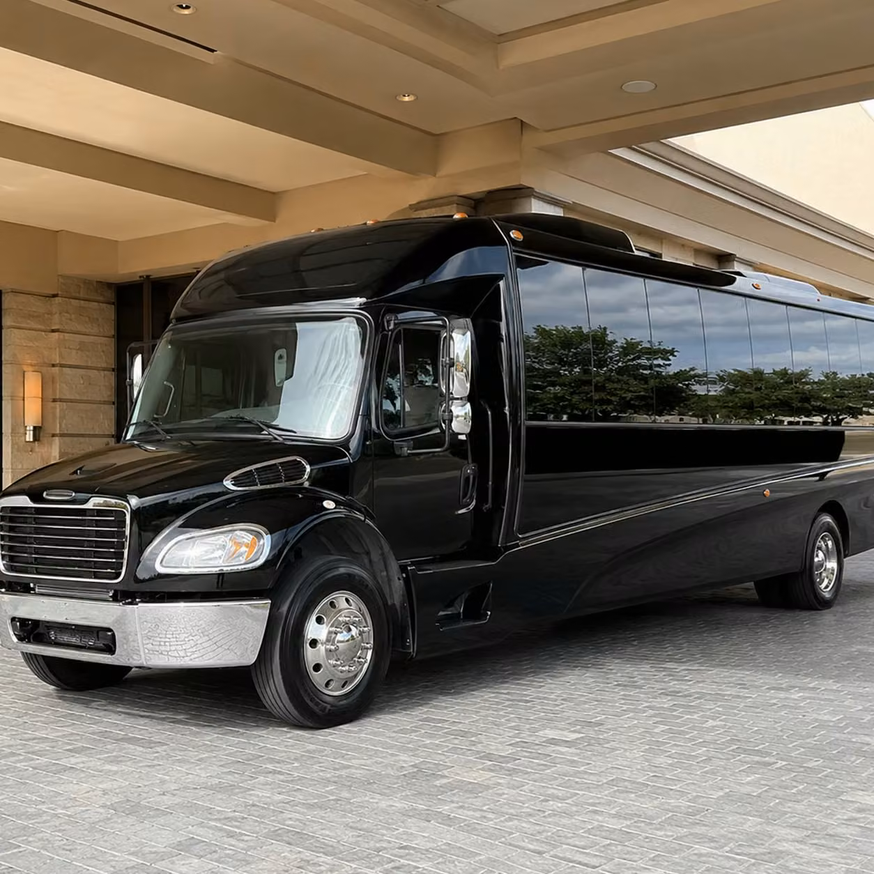 detroit 28 passenger minibus rental